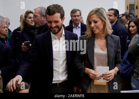 Pablo Casado und seine Frau Isabel Torres sind während der Partido Popular leader Pablo Casado voting Nuestra Señora del Pilar Schule in Madrid gesehen. Stockfoto