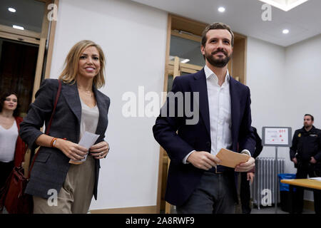 Pablo Casado und seine Frau Isabel Torres sind während der Partido Popular leader Pablo Casado voting Nuestra Señora del Pilar Schule in Madrid gesehen. Stockfoto