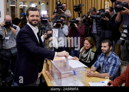 Pablo Casado voting Nuestra Señora del Pilar Schule in Madrid gesehen. Stockfoto