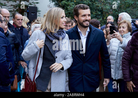 Pablo Casado und seine Frau Isabel Torres sind während der Partido Popular leader Pablo Casado voting Nuestra Señora del Pilar Schule in Madrid gesehen. Stockfoto