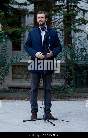 Pablo Casado spricht nach Voting Nuestra Señora del Pilar Schule in Madrid. Stockfoto