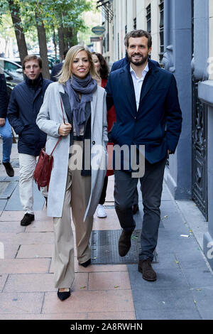 Pablo Casado und seine Frau Isabel Torres sind während der Partido Popular leader Pablo Casado voting Nuestra Señora del Pilar Schule in Madrid gesehen. Stockfoto