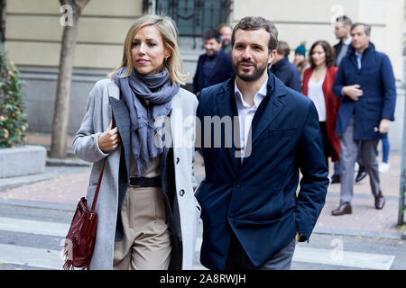 Pablo Casado und seine Frau Isabel Torres sind während der Partido Popular leader Pablo Casado voting Nuestra Señora del Pilar Schule in Madrid gesehen. Stockfoto