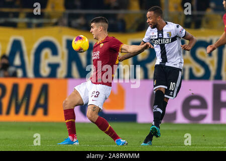 Gianluca Mancini (Roma) Hernani Azevedo Junior (Parma) während Erie der Italienischen "Match zwischen Parma 2-0 Roma auf Ennio Tardini Stadium am 11. November 2019 in Parma, Italien. Credit: Maurizio Borsari/LBA/Alamy leben Nachrichten Stockfoto