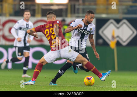 Gianluca Mancini (Roma) Hernani Azevedo Junior (Parma) während Erie der Italienischen "Match zwischen Parma 2-0 Roma auf Ennio Tardini Stadium am 11. November 2019 in Parma, Italien. Credit: Maurizio Borsari/LBA/Alamy leben Nachrichten Stockfoto