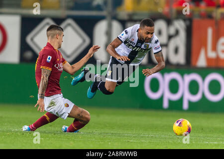 Gianluca Mancini (Roma) Hernani Azevedo Junior (Parma) während Erie der Italienischen "Match zwischen Parma 2-0 Roma auf Ennio Tardini Stadium am 11. November 2019 in Parma, Italien. Credit: Maurizio Borsari/LBA/Alamy leben Nachrichten Stockfoto