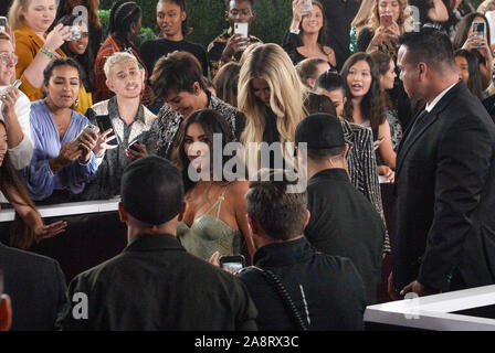 Santa Monica, USA. 10 Nov, 2019. (L - R) TV-Persönlichkeiten Kim Kardashian West, Kris Jenner und Khloé Kardashian kommen für die 45. jährlichen E! Der Menschen Choice Awards am Barker Hangar in Santa Monica, Kalifornien am Sonntag, 10. November 2019. Foto von Jim Ruymen/UPI Quelle: UPI/Alamy leben Nachrichten Stockfoto