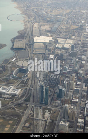 Ein Luftbild von Downtown Chicago Loop einschließlich Wolkenkratzer, Soldier Field, Field Museum Stockfoto