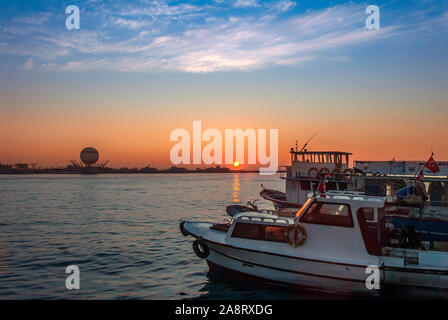 Istanbul, Türkei, 4. Januar 2012: Boote, Ballon und Sonnenuntergang im Stadtteil Kadiköy Stockfoto