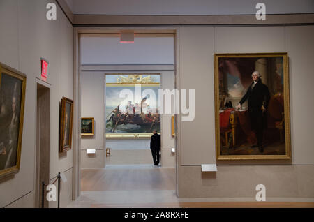 Ein Wachmann steht unter Gemälde im Metropolitan Museum der Kunst in Manhattan, New York City Stockfoto