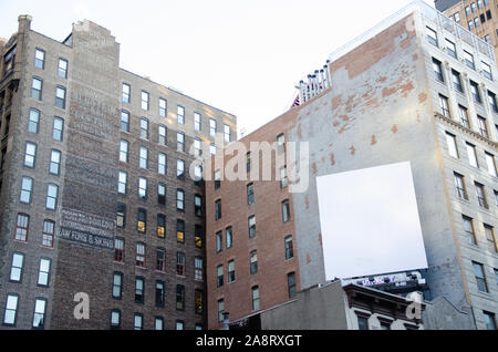 Eine leere Plakatwand unter Gebäude in Manhattan, New York City Stockfoto