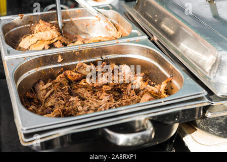 Rind- und Hühnerfleisch mariniert Grill Fleisch kochen bei einem Street Food Markt. Stockfoto