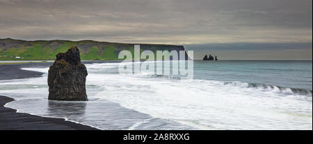 Island Landschaft: Strand Reynisfjara View Point Dyrholaey. Berühmte Island Black Sand Beach auf South Island. Der isländischen Natur Landschaft touristische Attraktion Ziel. Stockfoto