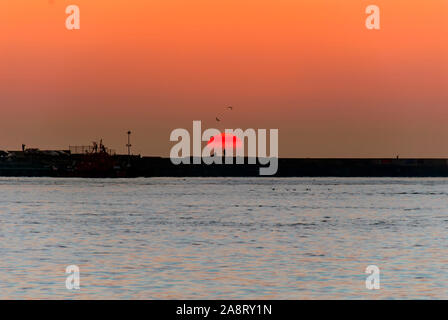 Istanbul, Türkei, 4. Januar 2012: Sonnenuntergang im Stadtteil Kadiköy Stockfoto