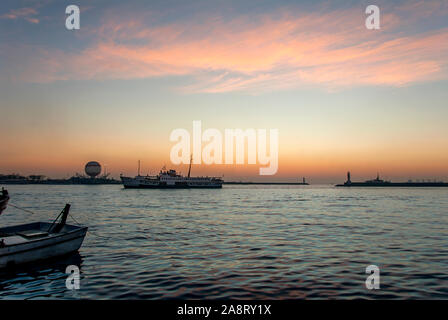 Istanbul, Türkei, 4. Januar 2012: Stadt Linien und Sonnenuntergang im Stadtteil Kadiköy Stockfoto