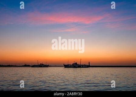 Istanbul, Türkei, 4. Januar 2012: Stadt Linien und Sonnenuntergang im Stadtteil Kadiköy Stockfoto