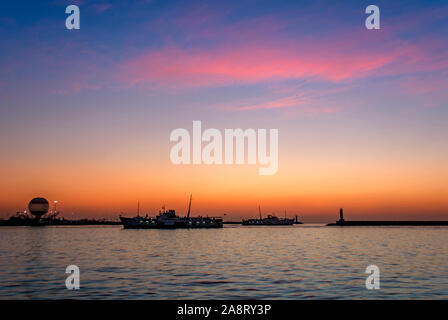 Istanbul, Türkei, 4. Januar 2012: Stadt Linien und Sonnenuntergang im Stadtteil Kadiköy Stockfoto