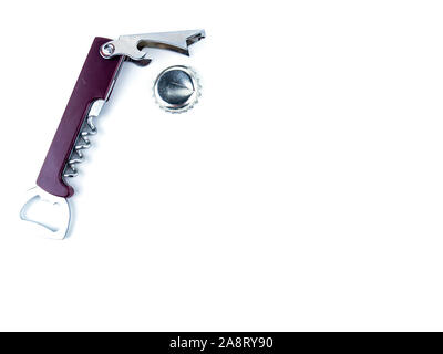 Beer Bottle Cap und Flaschenöffner auf einem weißen Hintergrund. Für Text platzieren. Stockfoto