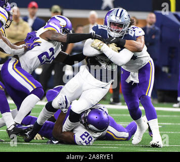 Arlington, USA. 10 Nov, 2019. Dallas Cowboys zurück laufen Hesekiel Elliott (21) bekommt von mehreren Vikings während ihrer NFL Spiel AT&T Stadium in Arlington, Texas, am Sonntag, den 10. November, 2019 gewickelt. Foto von Ian Halperin/UPI Quelle: UPI/Alamy leben Nachrichten Stockfoto