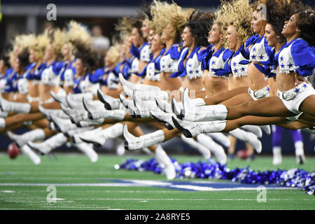 Arlington, USA. 10 Nov, 2019. Die Dallas Cowboys Cheerleaders durchführen, während die Cowboys und Minnesota Vikings nfl Spiel AT&T Stadium in Arlington, Texas am Sonntag, 10. November 2019. Foto von Ian Halperin/UPI Quelle: UPI/Alamy leben Nachrichten Stockfoto
