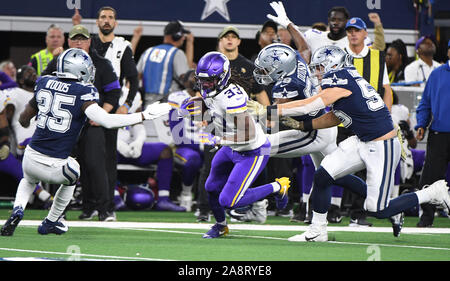 Arlington, USA. 10 Nov, 2019. Minnesota Vikings zurück laufen Dalvin Koch (33) bekommt von mehreren Dallas Cowboys in der NFL Spiel AT&T Stadium in Arlington, Texas am Sonntag, 10. November 2019 jagte. Foto von Ian Halperin/UPI Quelle: UPI/Alamy leben Nachrichten Stockfoto