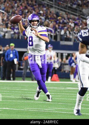 Arlington, USA. 10 Nov, 2019. Minnesota Vikings Quarterback Kirk Cousins (8) sieht gegen die Dallas Cowboys in der NFL Spiel AT&T Stadium in Arlington, Texas am Sonntag, 10. November 2019 zu werfen. Foto von Ian Halperin/UPI Quelle: UPI/Alamy leben Nachrichten Stockfoto