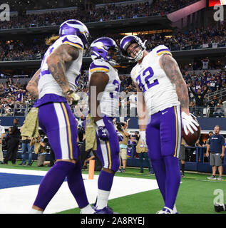 Arlington, USA. 10 Nov, 2019. Minnesota Vikings festes Ende Kyle Rudolph (82) feiert seinen zweiten Touchdown gegen die Dallas Cowboys in der NFL Spiel AT&T Stadium in Arlington, Texas am Sonntag, 10. November 2019. Foto von Ian Halperin/UPI Quelle: UPI/Alamy leben Nachrichten Stockfoto