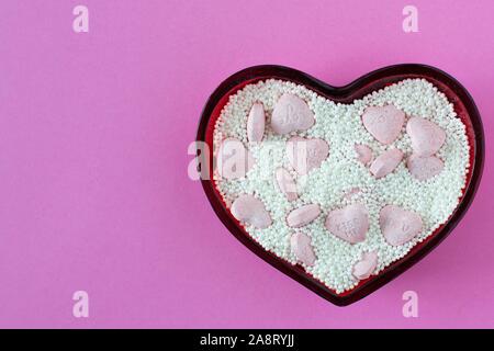 Valentine Candy Herzen und Streusel in eine Herzförmige Schale. Stockfoto