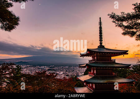 Chureito Pagode, Mount Fuji Ansichten in Fujiyoshida Stockfoto