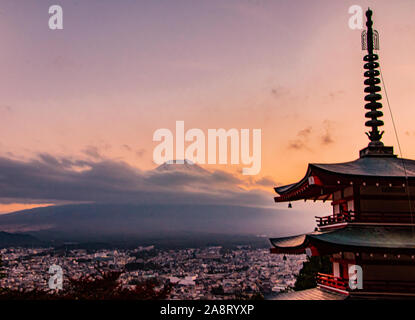 Chureito Pagode, Mount Fuji Ansichten in Fujiyoshida Stockfoto