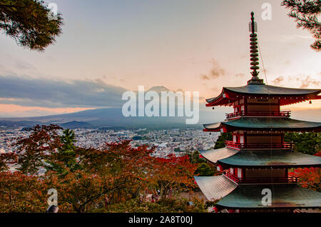 Chureito Pagode, Mount Fuji Ansichten in Fujiyoshida Stockfoto