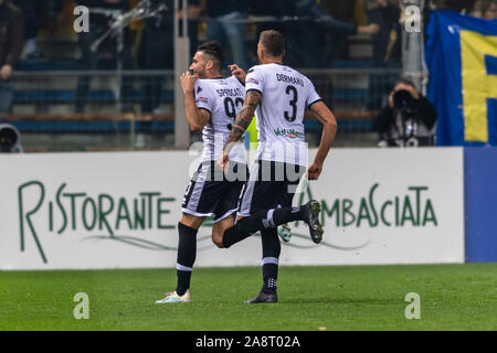 Mattia Sprocati (Parma) Kastriot Dermaku (Parma) feiert, nachdem das erste Tor seines Teams zählen während Erie der Italienischen "Match zwischen Parma 2-0 Roma auf Ennio Tardini Stadium am 11. November 2019 in Parma, Italien. Credit: Maurizio Borsari/LBA/Alamy leben Nachrichten Stockfoto