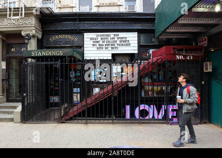 Stellungen, 43 East 7th Street, New York, NY. aussen Storefront einer Bar im Stadtteil East Village in Manhattan. Stockfoto