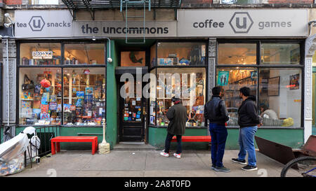 Die Uncommons, 230 Thompson Street, New York, NY. aussen Storefront eines Brettspiels, gaming Cafe in der Nähe von Greenwich Village in Manhattan. Stockfoto