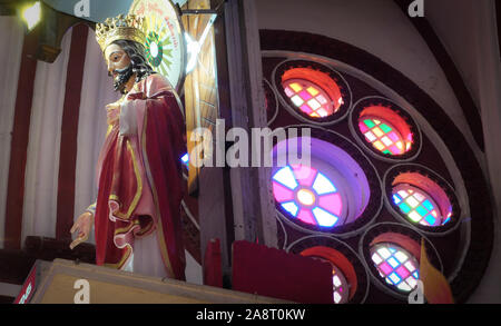 PUDUCHERRY (PONDICHERRY)/INDIEN - 22. FEBRUAR 2018: die Statue von Christus in der Basilika des heiligsten Herzens Jesu. Stockfoto