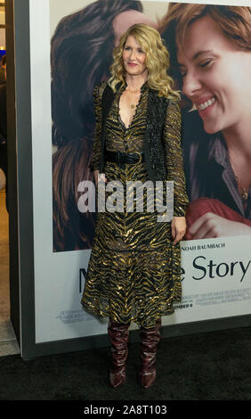 New York, NY - 10. November 2019: Laura Dern tragen Kleid von Yves Saint Laurent sorgt sich Premiere der Ehe sie Geschichte an der Pariser Theater Stockfoto