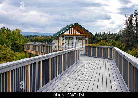 KATMAI NATIONAL PARK, AK-September 16, 2019: Neue erhöhte permanente Brücke über der Brooks River, offizielle Eröffnung Juni 2019. Stockfoto