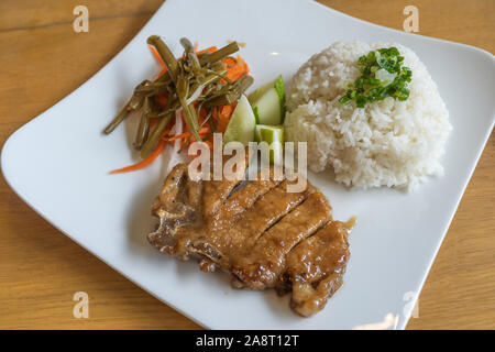 Vietnamesische berühmten Gastronomie - Schwein Bruchreis mit Gemüse chop Stockfoto