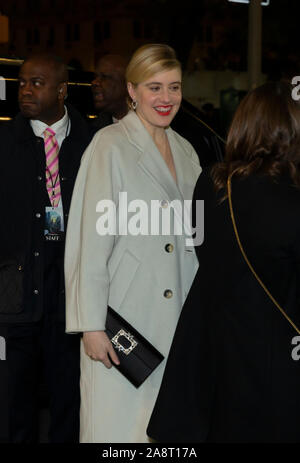 New York, NY - 10. November 2019: Greta Gerwig tragen Kleid von Lela Rose besucht Premiere der Ehe sie Geschichte an der Pariser Theater Stockfoto