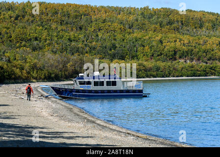 KATMAI NATIONAL PARK, AK-September 14, 2019: Katmai wasser Steuer günstig am Naknek Lake Beach warten auf Fahrgäste. Stockfoto