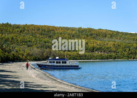 KATMAI NATIONAL PARK, AK-September 14, 2019: Katmai wasser Steuer günstig am Naknek Lake Beach warten auf Fahrgäste. Stockfoto