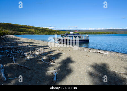 KATMAI NATIONAL PARK, AK-September 14, 2019: Katmai wasser Steuer günstig am Naknek Lake Beach warten auf Fahrgäste. Stockfoto