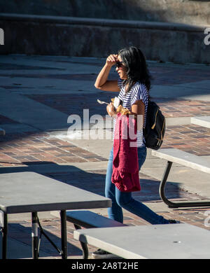 Denver, Colorado - November 9, 2019: eine junge Frau in der Straße Cafe auf der Civic Center Plaza in Denver, Colorado. Stockfoto