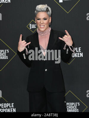 Santa Monica, USA. 10. November 2019. Rosa. 2019 der Menschen Choice Awards gehalten an Barker Hangar. Photo Credit: Birdie Thompson/AdMedia/MediaPunch Credit: MediaPunch Inc/Alamy leben Nachrichten Stockfoto