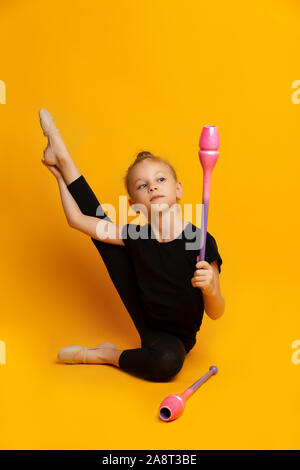 Wenig gymnast Tanzen mit Zauberstab in helles Studio Stockfoto