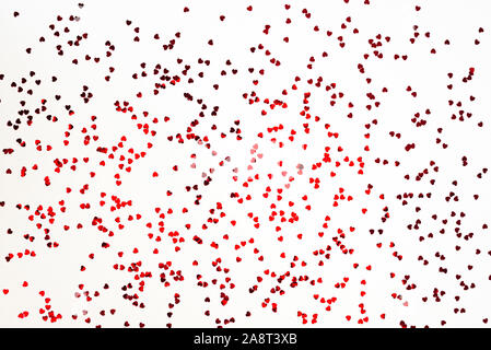 Valentinstag Hintergrund - verstreut in Herzform Konfetti über weißen Hintergrund. Stockfoto