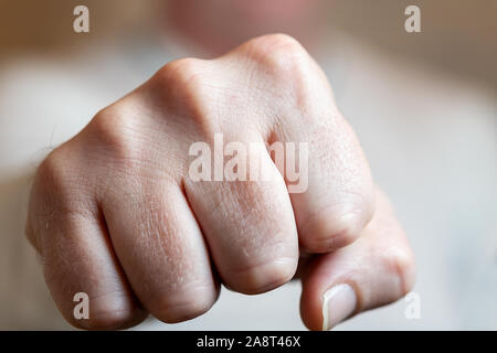 Detail der männlichen Faust im weissen Hemd. Männliche fist Nahaufnahme Stockfoto