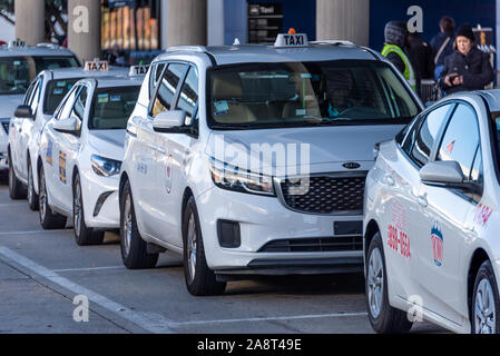 Taxis stehen aufgereiht außerhalb des inländischen Terminals am Internationalen Flughafen Hartsfield-Jackson Atlanta in Atlanta, Georgia. (USA) Stockfoto