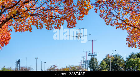 Passenger Jet auf landeanflug am internationalen Flughafen Hartsfield-Jackson Atlanta in einem schönen Herbsttag in Atlanta, Georgia. (USA) Stockfoto