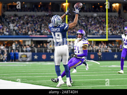10.November 2019: Dallas Cowboys wide receiver Amari Cooper #19 macht einen Empfang im dritten Quartal für die ersten bei einem NFL Spiel zwischen der Minnesota Vikings und die Dallas Cowboys bei AT&T Stadium in Arlington, TX Minnesota besiegt Dallas 28-24 Albert Pena/CSM Stockfoto